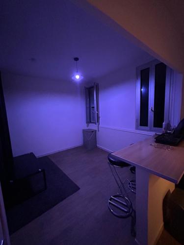 Camera scura con tavolo e luce viola di Studio lumineux a Marsiglia