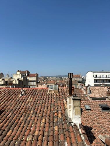 una vista sui tetti di una città di Studio lumineux a Marsiglia