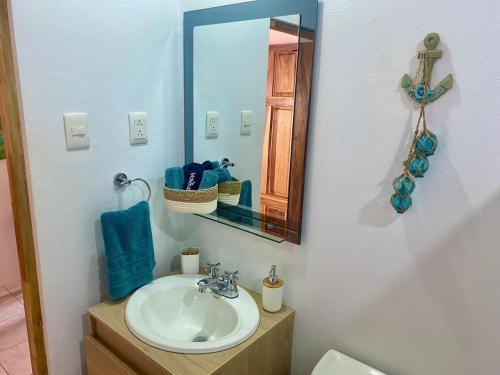 Ένα μπάνιο στο El Papagayo Verde 5 min walk to the beach and downtown