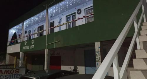 un bâtiment avec des lumières sur le côté dans l'établissement Pousada Nan, à Salvador