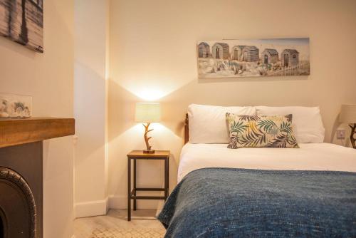 Ένα ή περισσότερα κρεβάτια σε δωμάτιο στο The Lodge House - By Elie