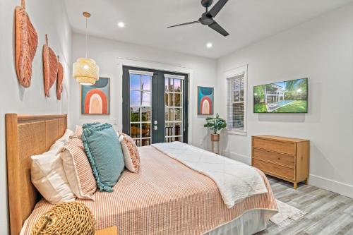 una camera da letto con un letto e un ventilatore a soffitto di Kays Landing - 423 ad Anna Maria