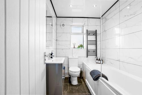 Et badeværelse på 3 Bed & Sleeps 8, FREE Parking - 15 mins from Tottenham Stadium