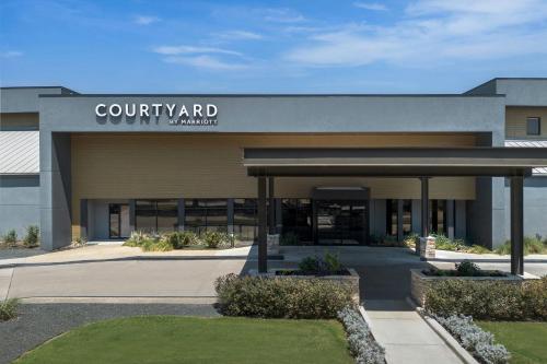 a building with a court yard sign on it at Courtyard by Marriott Dallas DFW Airport North/Irving in Irving