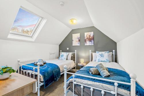 En eller flere senge i et værelse på 3 Bed & Sleeps 8, FREE Parking - 15 mins from Tottenham Stadium