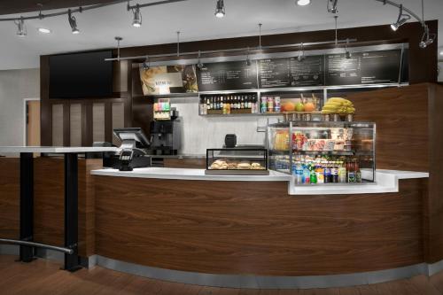 a restaurant with a counter with food and drinks at Courtyard by Marriott Dallas DFW Airport North/Irving in Irving