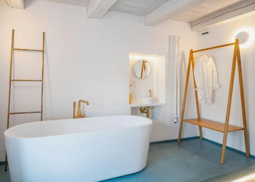 una vasca bianca in un bagno bianco di Clementine House a Cesky Krumlov