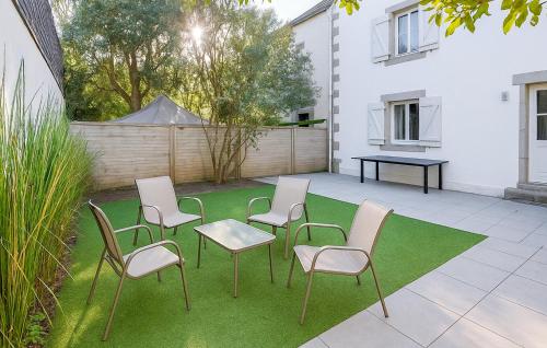 En terrasse eller udendørsområde på 3 Bedroom Nice Apartment In Carnac