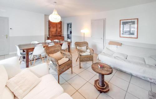 Et opholdsområde på 3 Bedroom Nice Apartment In Carnac