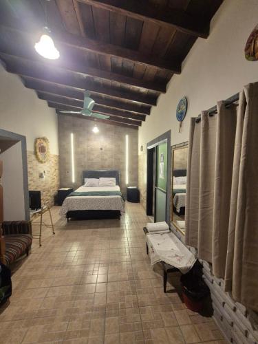 una camera da letto con un letto e un divano in una stanza di Casa de la Y - B&B a Encarnación