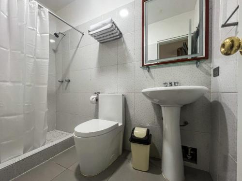 Cusco Imperium House في San Antonio: حمام أبيض مع مرحاض ومغسلة