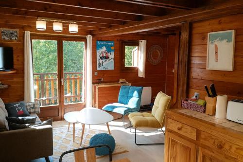 埃安Chaguimama Snow的客厅设有木墙、椅子和桌子