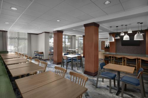 Restaurace v ubytování Fairfield Inn and Suites Phoenix Chandler Fashion Center