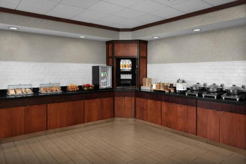 Příslušenství pro přípravu čaje a kávy v ubytování Fairfield Inn and Suites Phoenix Chandler Fashion Center