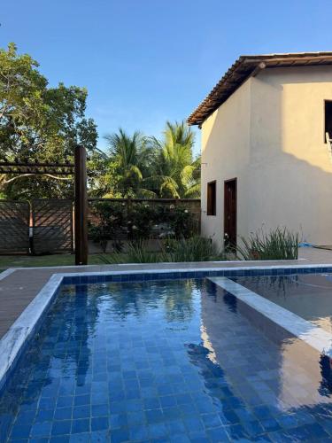 una piscina frente a una casa en Pousada Encantos do Litoral, en Maraú