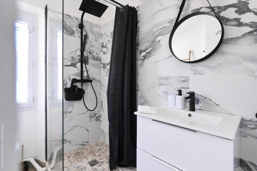a bathroom with a sink and a mirror at Oustau de Gemo - Maison confort au cœur de Gémenos in Gémenos
