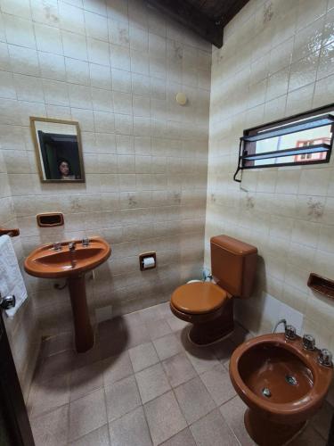 un bagno con un water e un lavandino di Casa de la Y - B&B a Encarnación