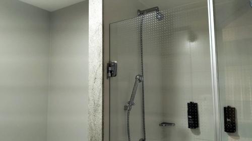 タトゥイーにあるibis Tatuiの浴室のガラス扉付きシャワー