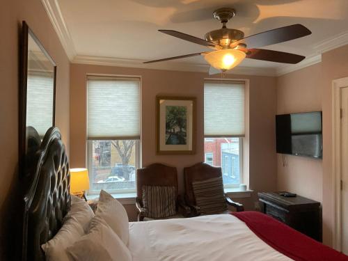 TV a/nebo společenská místnost v ubytování Classy Victorian Brownstone Subway Shopping