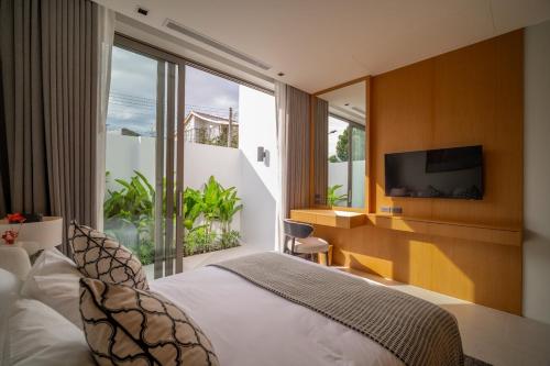 Una cama o camas en una habitación de Botanica Aroon Luxury Pool Villa 3 BR Lagoona Bangtao beach