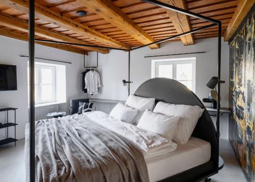 una camera da letto con un letto con baldacchino di metallo di Clementine House a Cesky Krumlov
