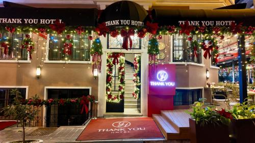 Un edificio decorado con luces navideñas y adornos navideños. en Thank You Hotel Sultanahmet, en Estambul