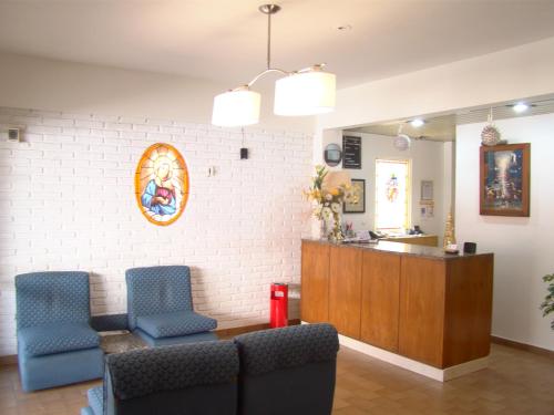 una sala de espera con dos sillas y un mostrador en Hotel Internacional Necochea, en Necochea