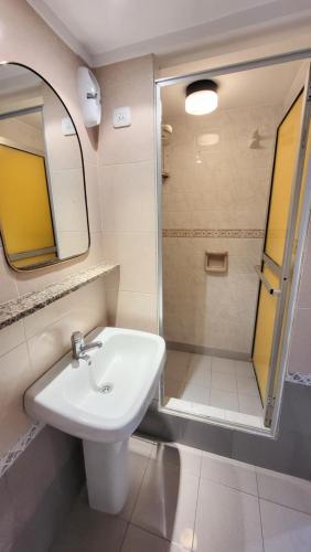 a bathroom with a sink and a shower at Hotel Internacional Necochea in Necochea