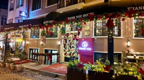 Un edificio decorado con luces navideñas y adornos navideños. en Thank You Hotel Sultanahmet, en Estambul
