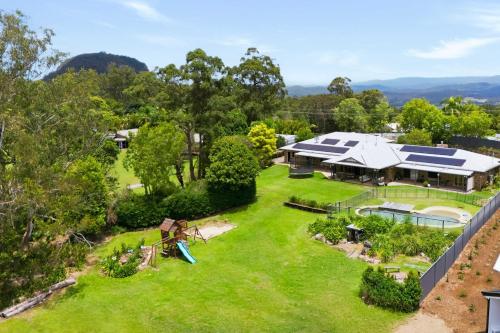 una vista aerea di una casa con cortile di Coastview Manor - Family Hinterland Retreat a Valdora