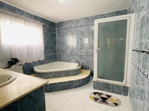 Ванная комната в 360 View House with Private Pool Jacuzzi and Terrace