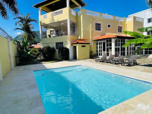 Бассейн в 360 View House with Private Pool Jacuzzi and Terrace или поблизости