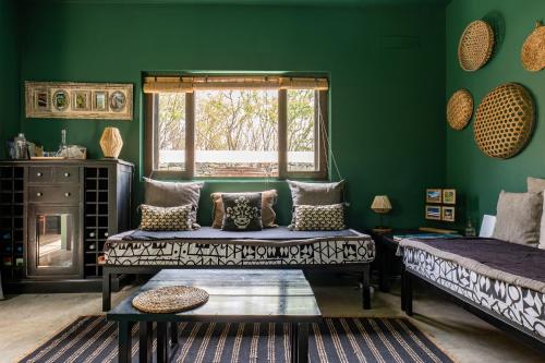 una stanza verde con un divano e una finestra di Casa Archipel - Lagedos a Ribeira Fria