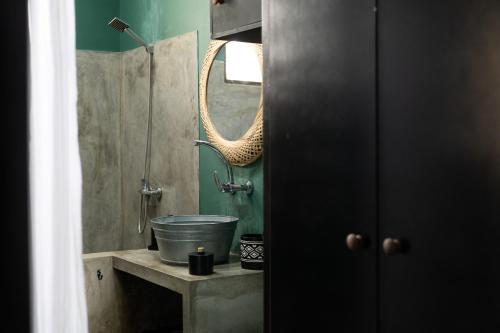 un bagno con lavandino e doccia di Casa Archipel - Lagedos a Ribeira Fria