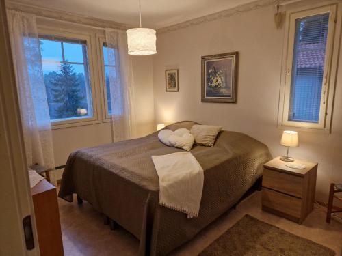 Villa Karhurinne في ليمبالا: غرفة نوم بها سرير ووسادتين عليه