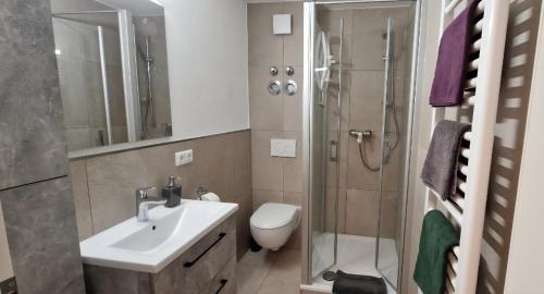 Ένα μπάνιο στο Monteur- und Ferienwohnung Gästehaus Kinzigtal