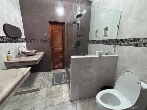 um banheiro com vaso sanitário e pia em Casa Amelia, 5 minutes from the airport em Flores