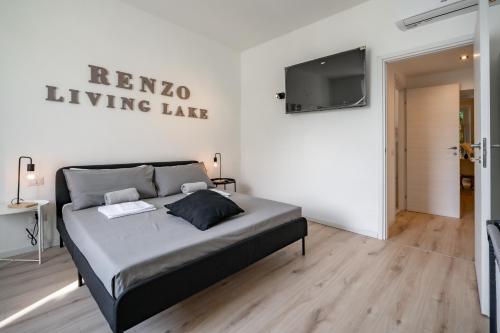 Ένα ή περισσότερα κρεβάτια σε δωμάτιο στο Renzo & Lucia Lakefront Suites with Stunning Views of Lake Como