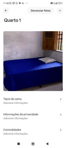 een slaapkamer met een blauw bed in een kamer bij Espaço doce aconchego 2 in Morros