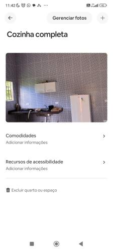 Een screenshot van een website met een afbeelding van een kamer met een bureau. bij Espaço doce aconchego 2 in Morros
