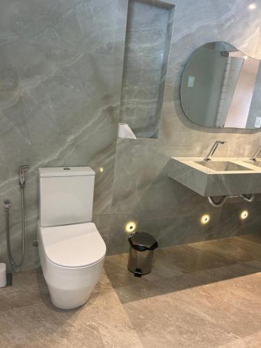 UnaCasa dos Sonhos Pé na Areia的带马桶和水槽的浴室