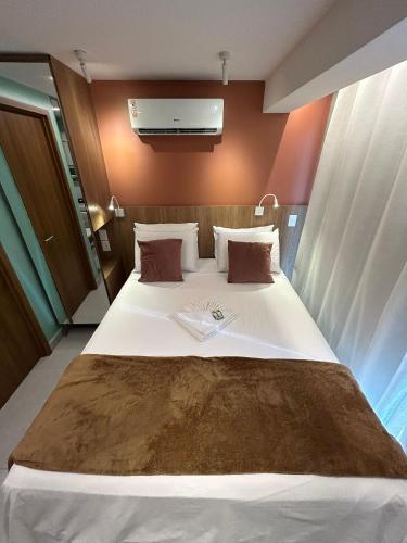 Postel nebo postele na pokoji v ubytování Melhores Flats - Seu desejo, pé na areia