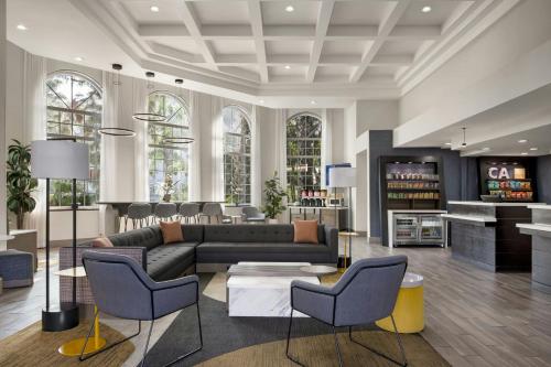 a living room with a couch and chairs at City Express by Marriott Santa Ana/Orange County Airport in Santa Ana