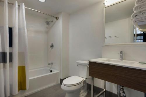 Phòng tắm tại City Express by Marriott Santa Ana/Orange County Airport