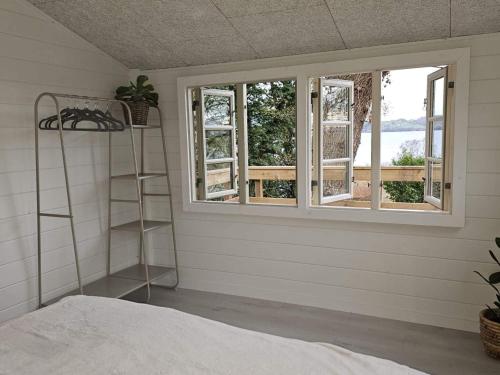 Una cama o camas en una habitación de Family-Friendly Cottage Near the Coast