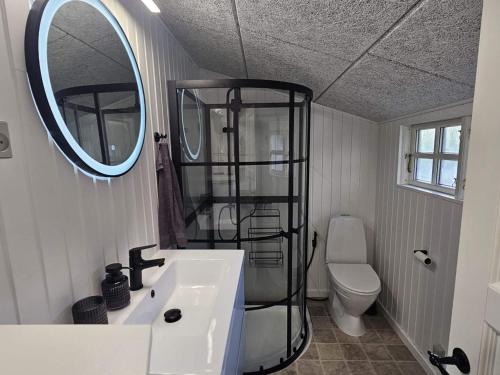 Un baño de Family-Friendly Cottage Near the Coast