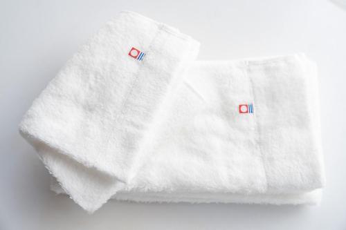 uma camisa branca com duas etiquetas vermelhas em Kyoto Fushimi Yado - Vacation STAY 19114 em Quioto