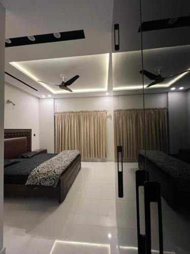 una camera con due letti e tende di Villa Noir a Islamabad