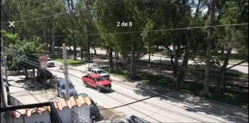 塔里哈Temporal Suit Tarija by Dolce Casa的一辆红色的汽车停在停车场