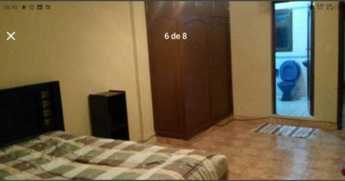 塔里哈Temporal Suit Tarija by Dolce Casa的一间卧室配有一张床,浴室设有卫生间